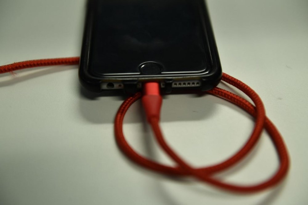هجوم هکرها به گوشی های آیفون از طریق کابل شارژ گوشی